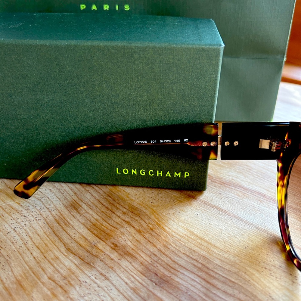 LONGCHAMP Sunglasses- New
Havana Purple
Reference : 55144LUAE04
$190.00 - Picture 4 of 8